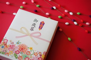 Gifts For Japanese Businesspeople Etiquette Tips For Expats Plaza Homes